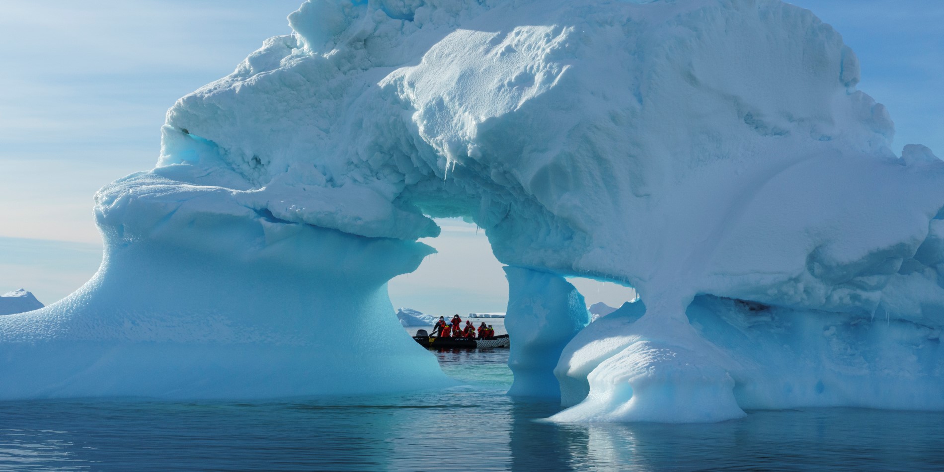 Expeditionsschiff und Eisberge in der Antarktis