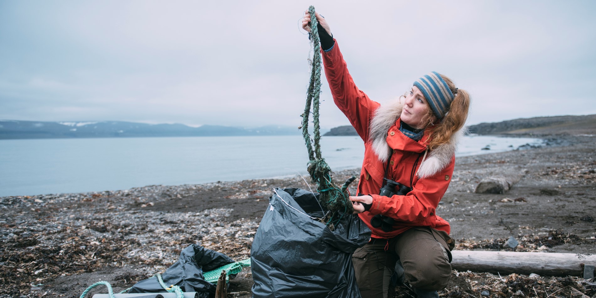 Die Biologin und Expeditionsleiterin Helga Bårdsdatter Kristiansen ist an einem Strand voller Müll, den sie reinigt