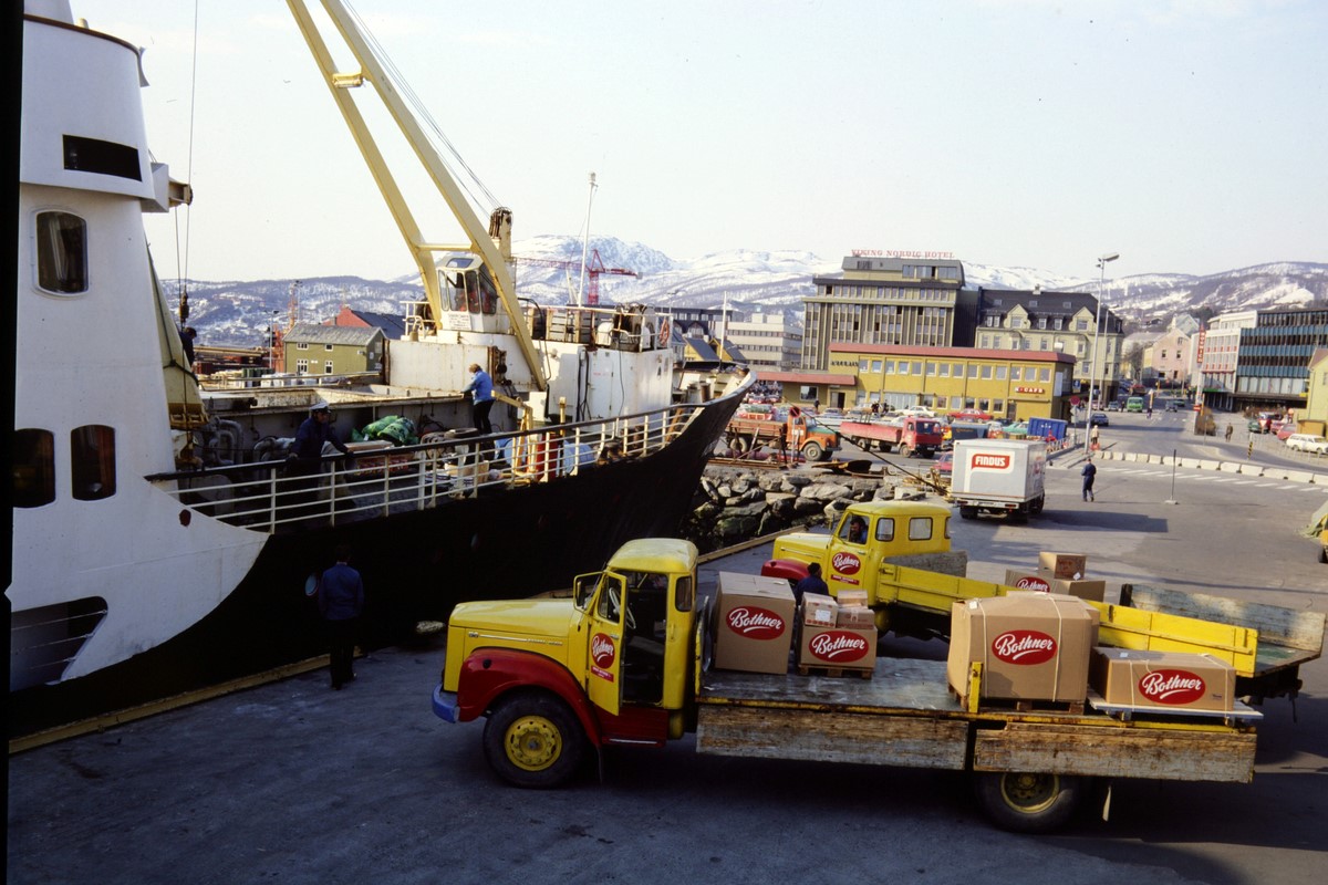 Ein LKW hält vor einem Hurtigruten Schiff
