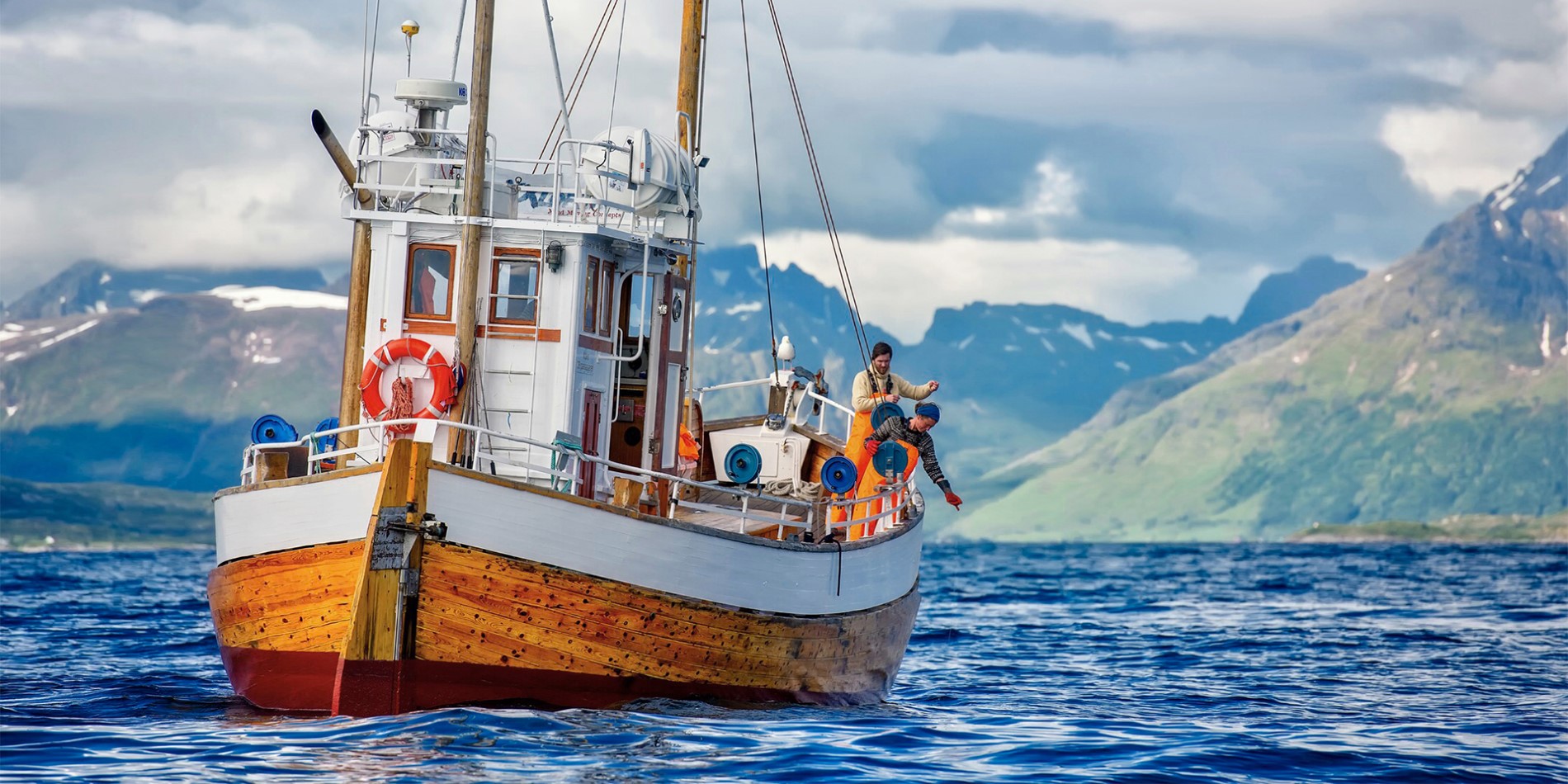Ein Fischerboot mit zwei Fischern in Nordnorwegen