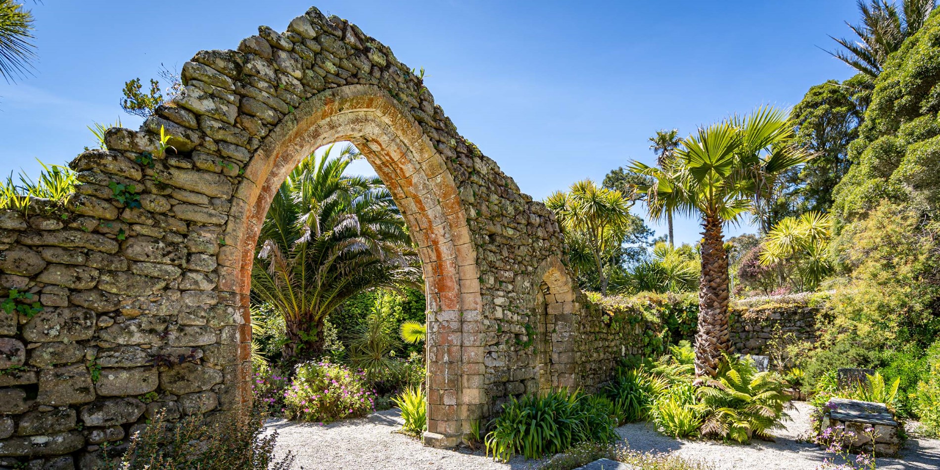 Bewundern Sie die üppigen Gärten von Tresco Abbey auf den Scilly-Inseln.
