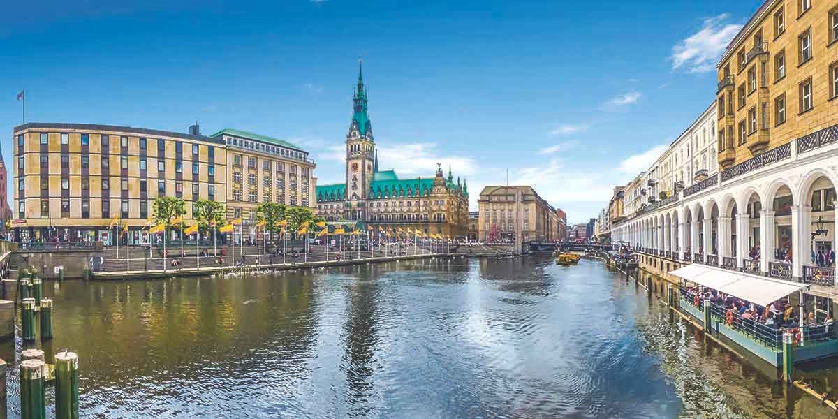 Die Alster und das Rathaus in Hamburg