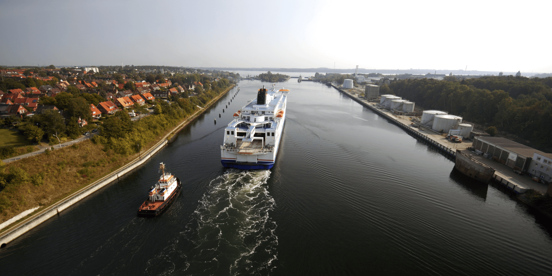 Schlepper und Schiff im Nord-Ostsee-Kanal.