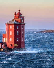 Photo of Kjeungskjær lighthouse outside the coast of Trondheim.