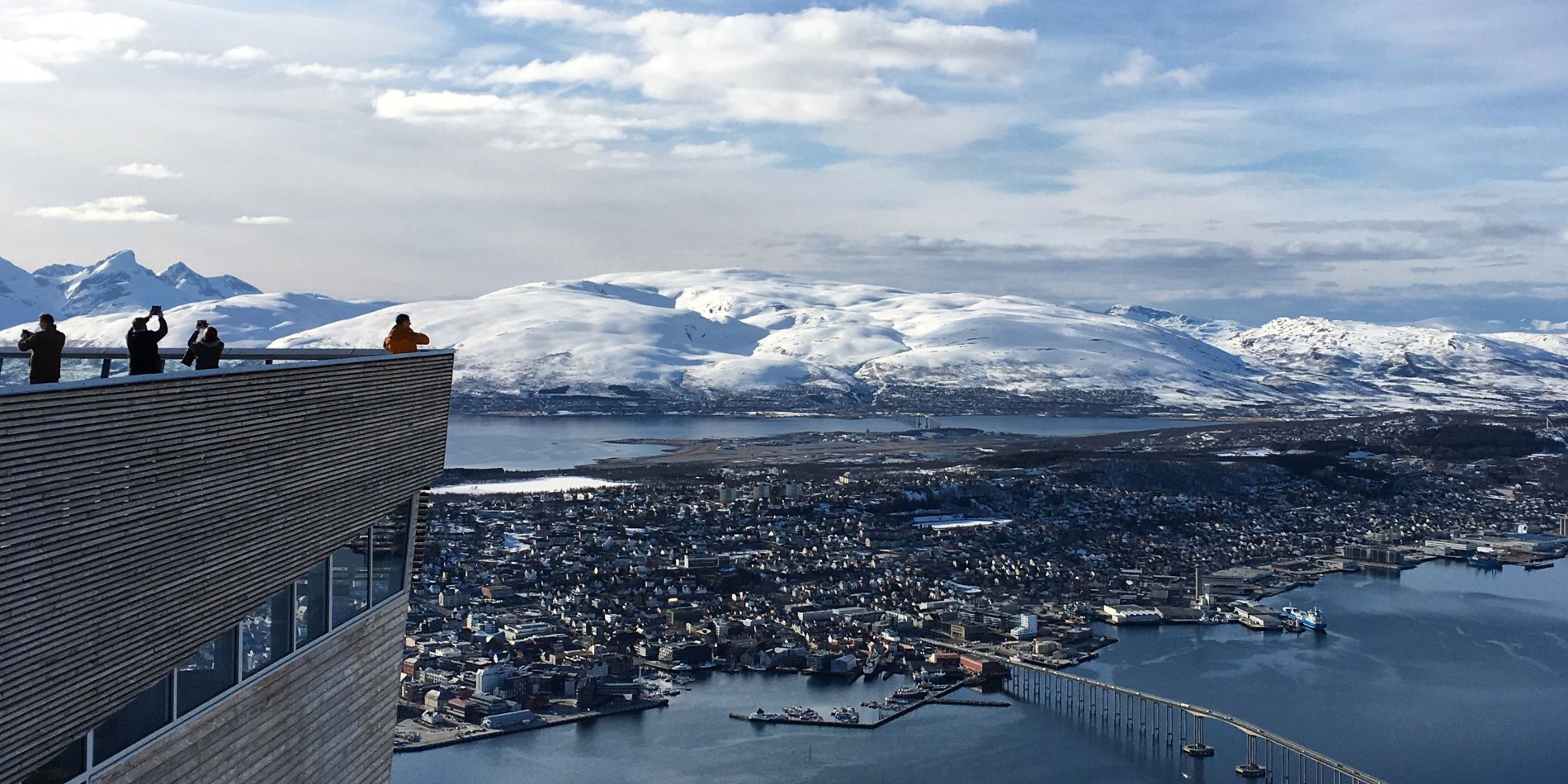 Besucher am Aussichtspunkt in Tromsø