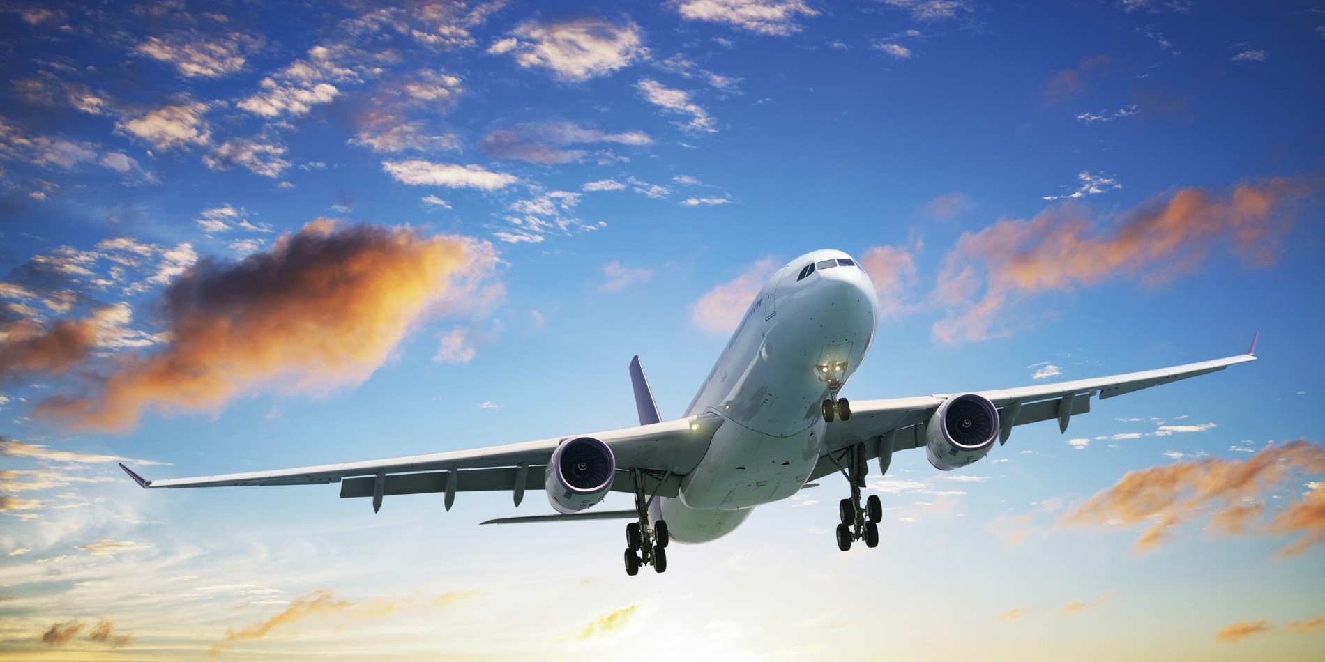 Ein großer Passagierjet fliegt durch einen wolkenverhangenen blauen Himmel
