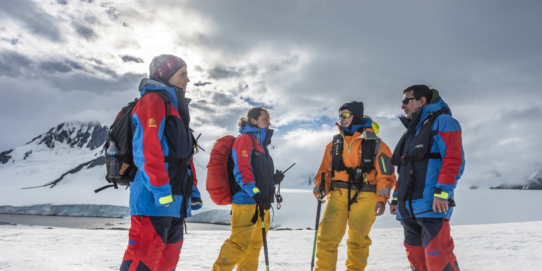 Expeditionsteam plant eine Wanderung in Damoy Point, Antarktis