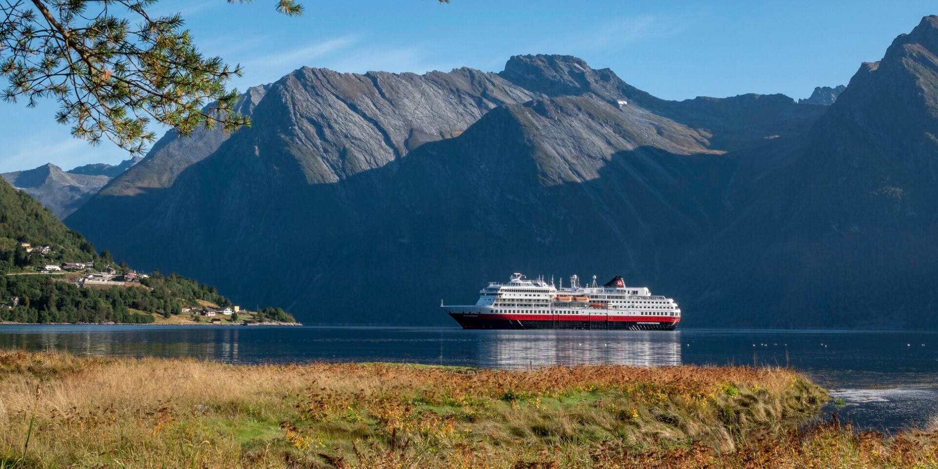 Schiff von Hurtigruten im Hjorundfjord