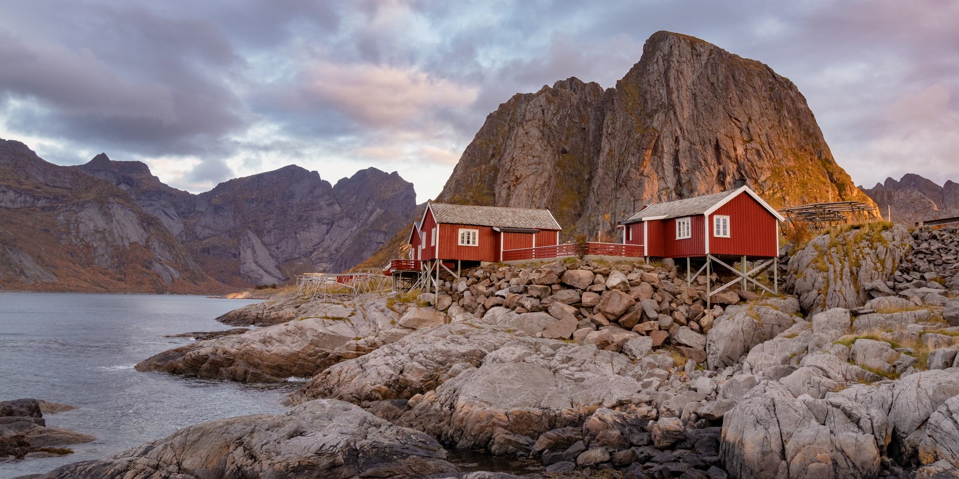 Rote norwegische Hütten An der Küste