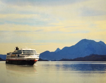 Hurtigruten's MS Trollfjord auf dem Weg durch die malerische norwegische Küste