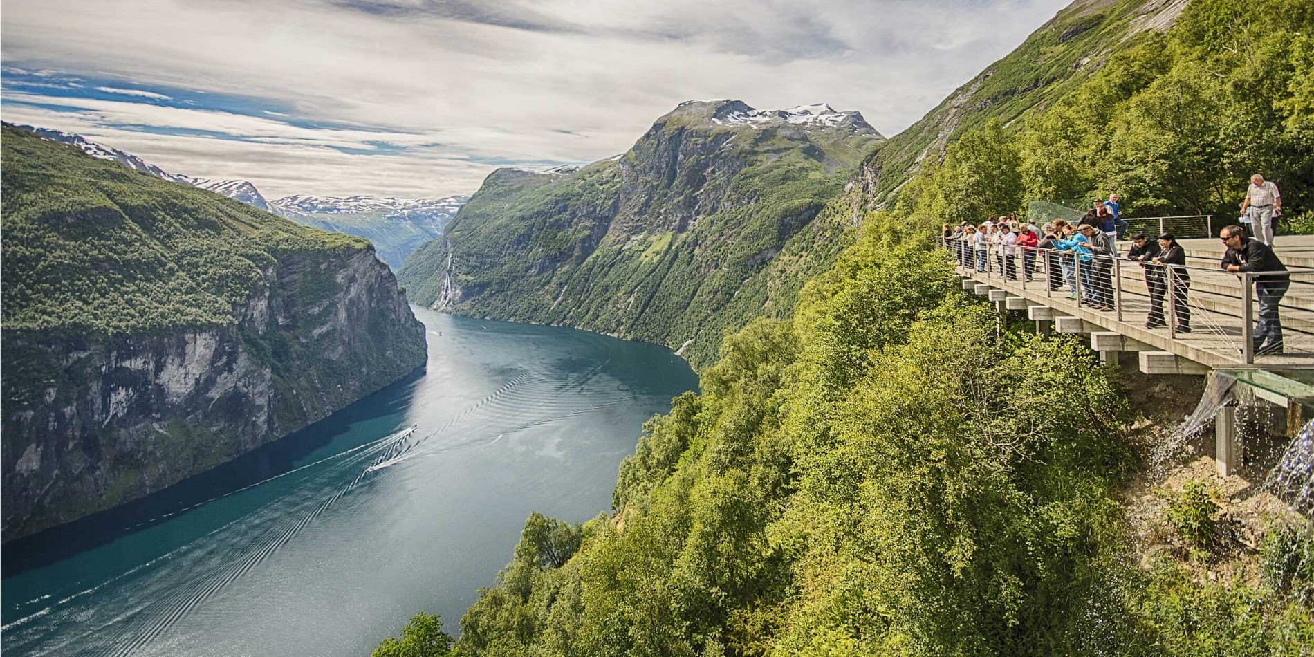 Segeln Sie mit Hurtigruten in den Sommermonaten (Jun-Aug) und erleben Sie den atemberaubenden Geirangerfjord hautnah.