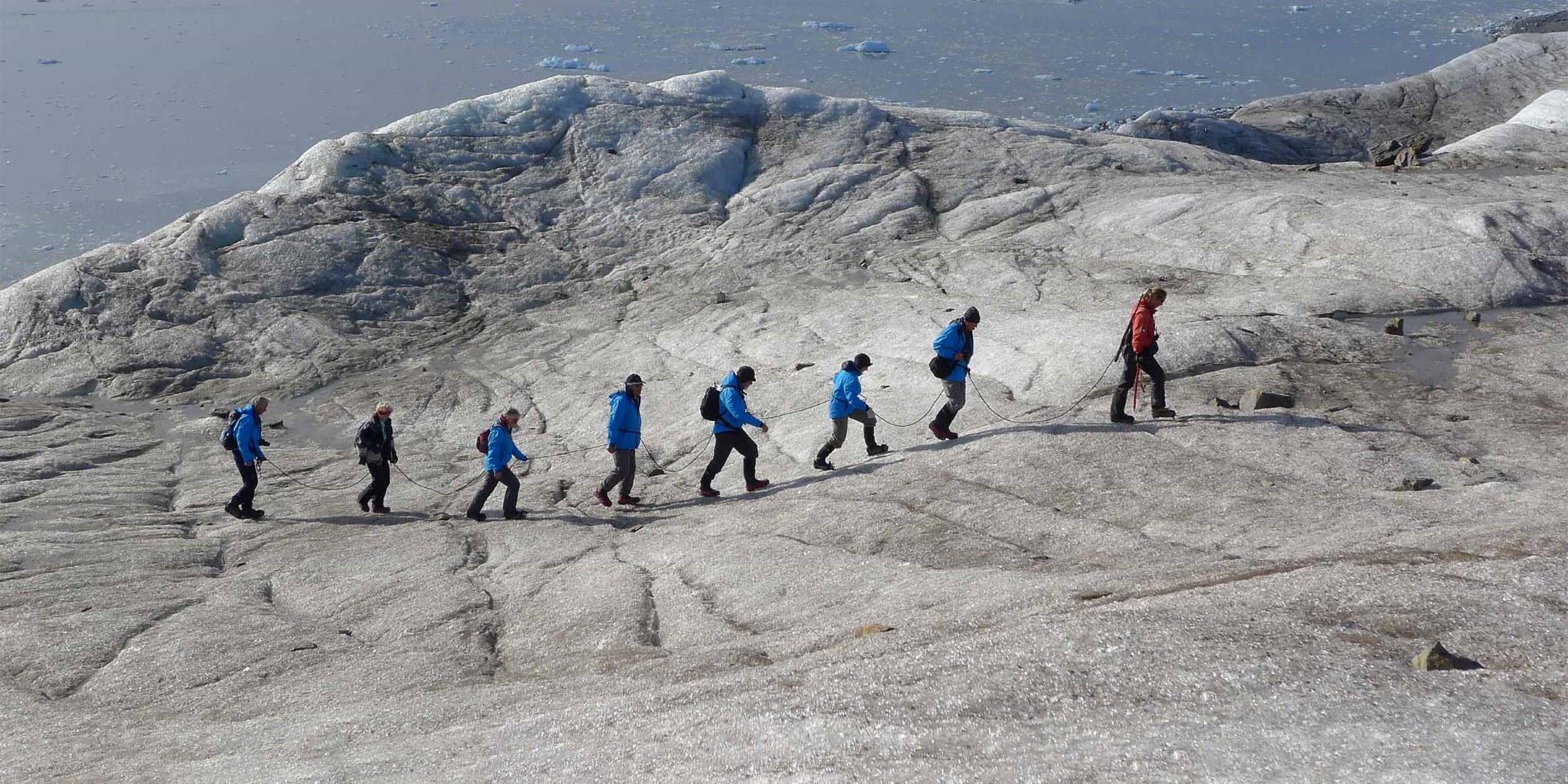 Eine Gruppe von Menschen, die einen Hügel hinaufgehen
