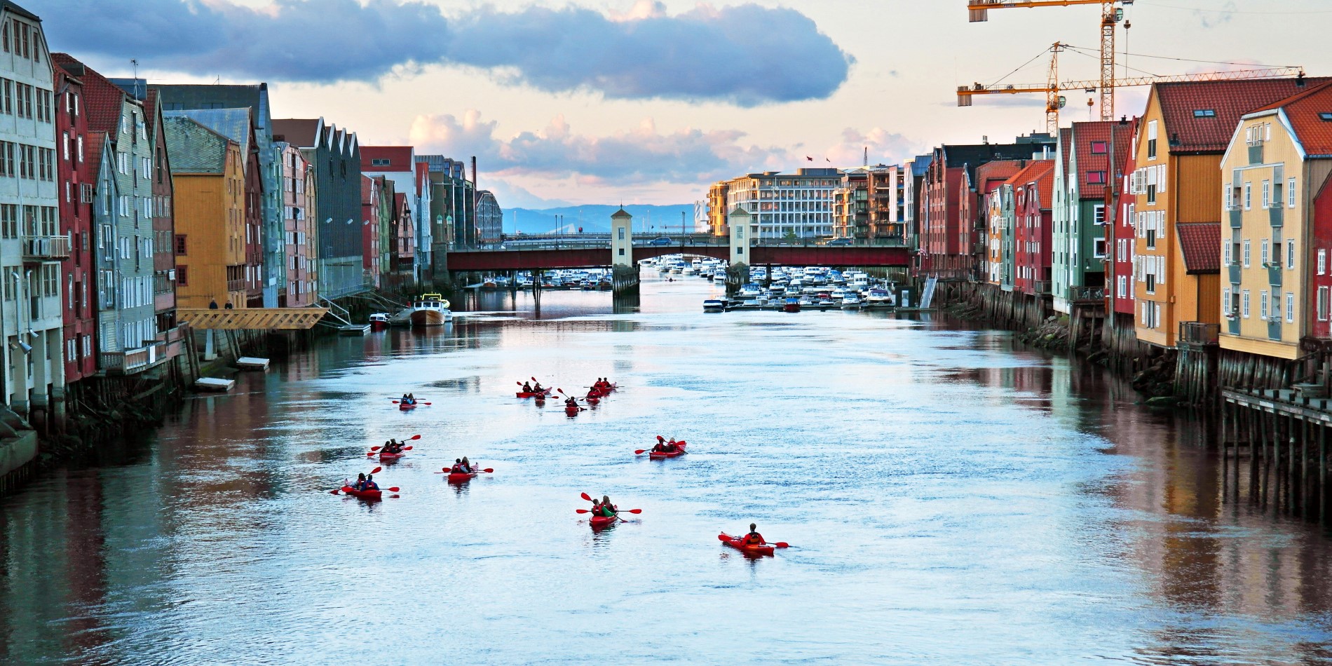 Eine Gruppe von Kajaks, unterwegs auf dem Fluss Nid in Trondheim, Norwegen.