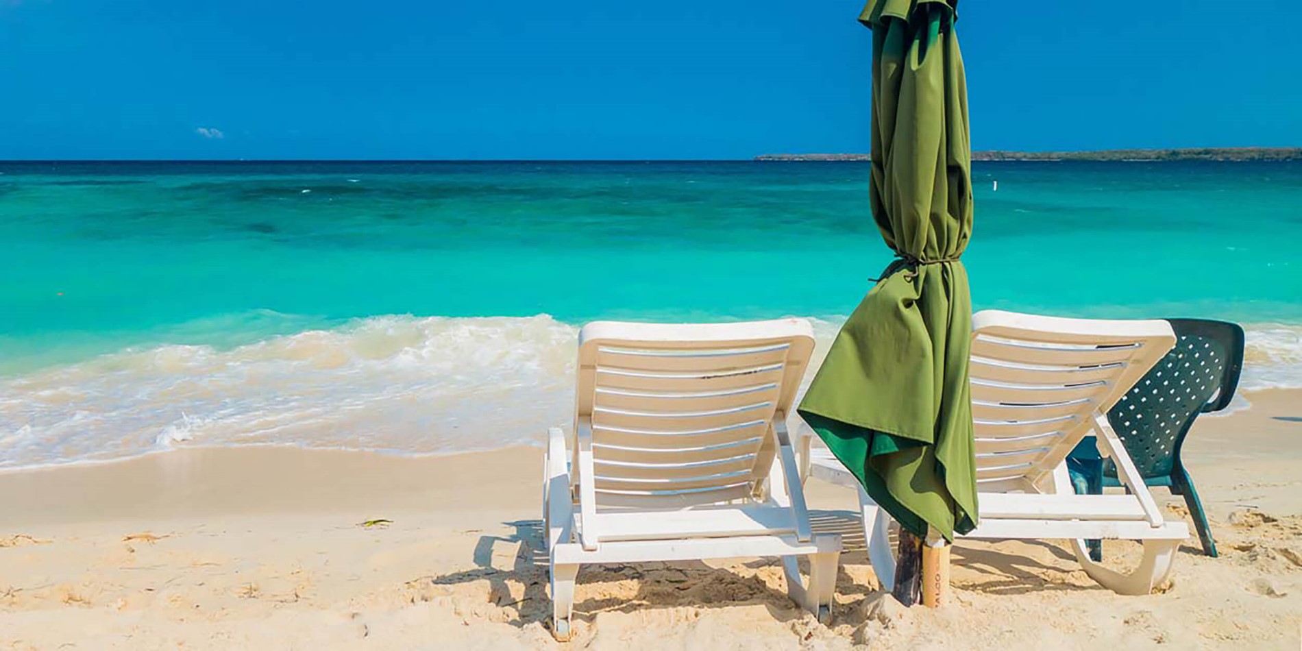 Ein Stuhl, der vor einem Strand sitzt