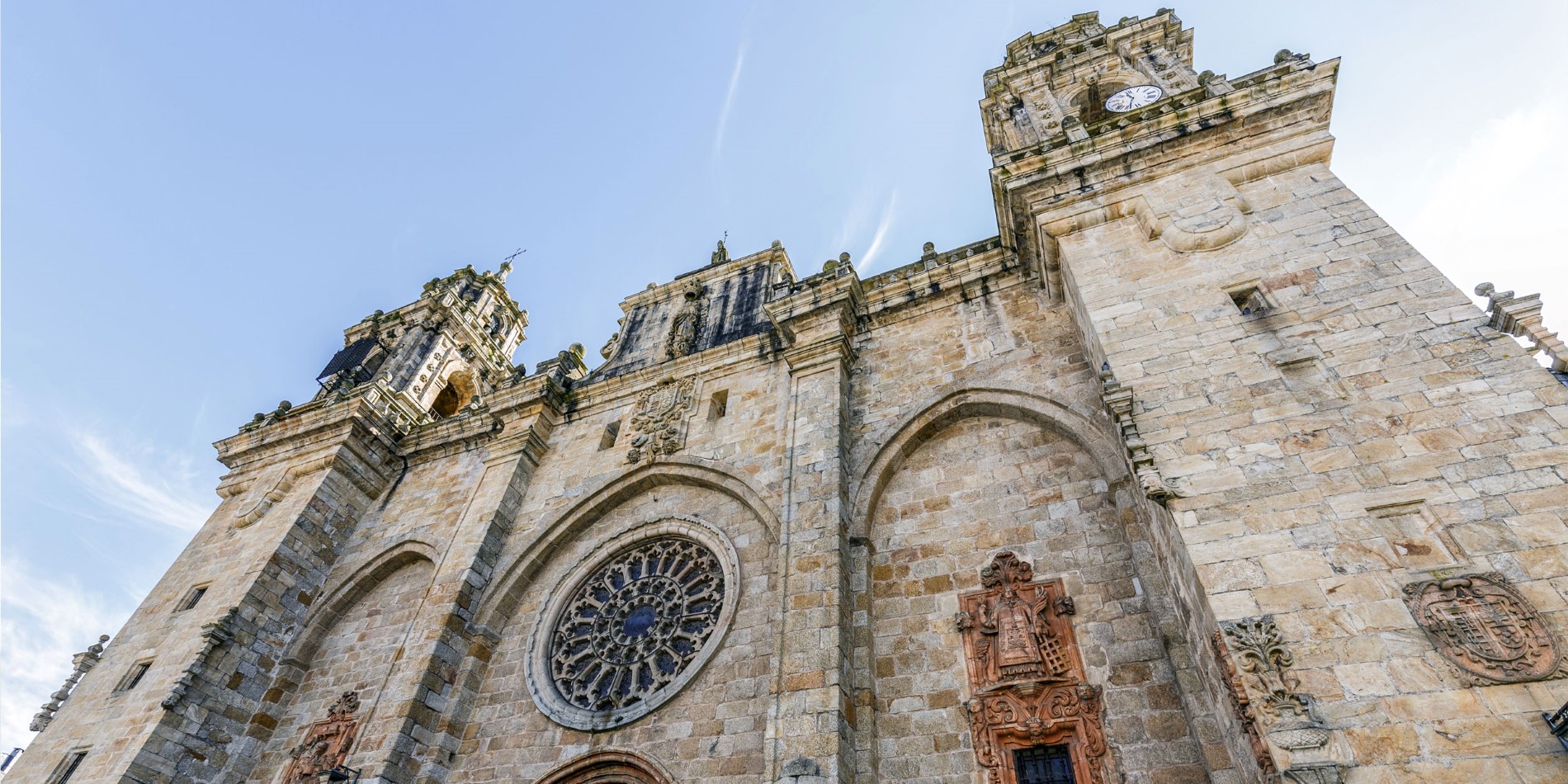Die Vorderseite der Mondoñedo Kathedrale.