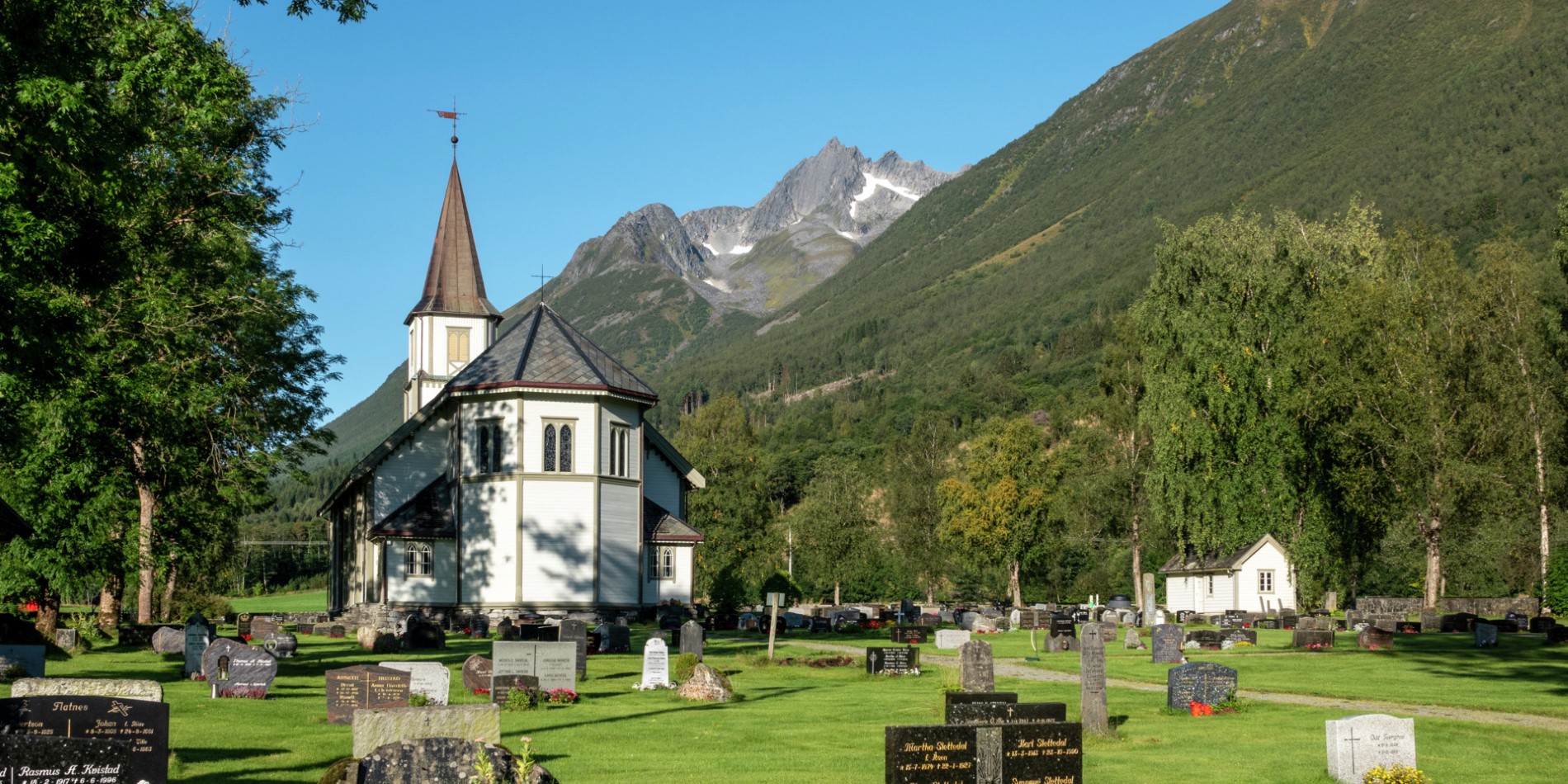 Kirche in Sæbø, Hjørundfjord, Norwegen