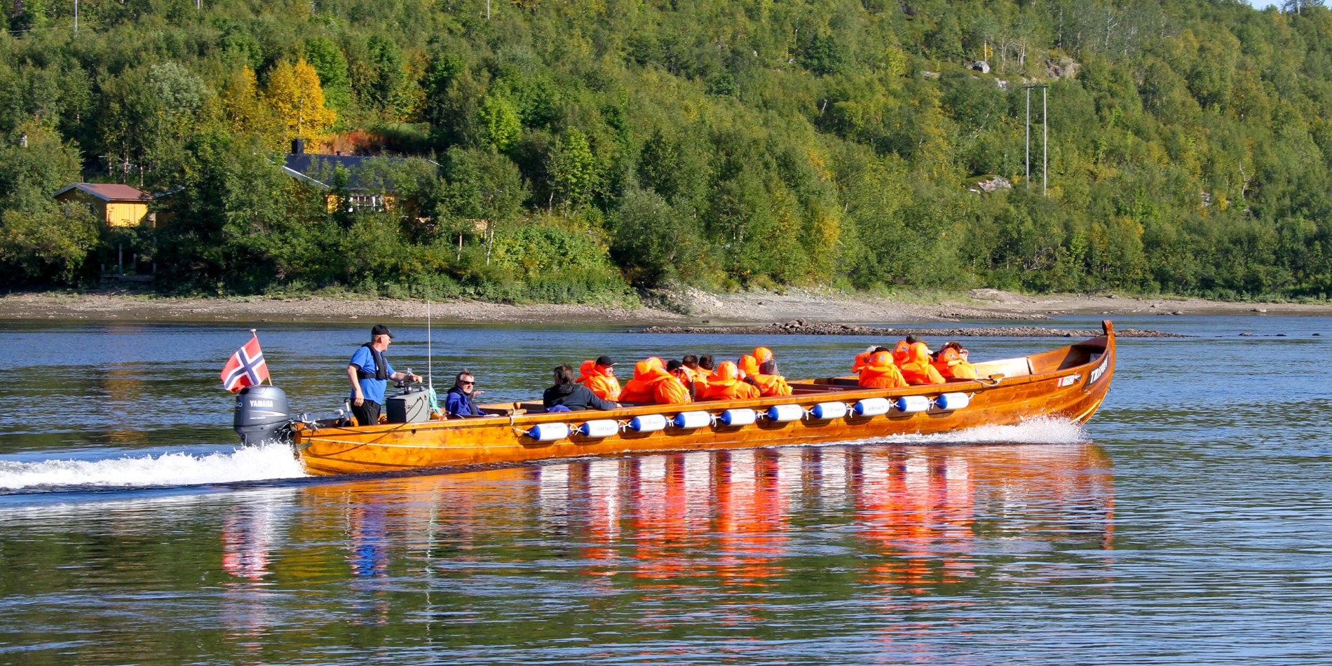 Eine Gruppe von Menschen, die auf dem Rücken eines Bootes im Wasser reiten