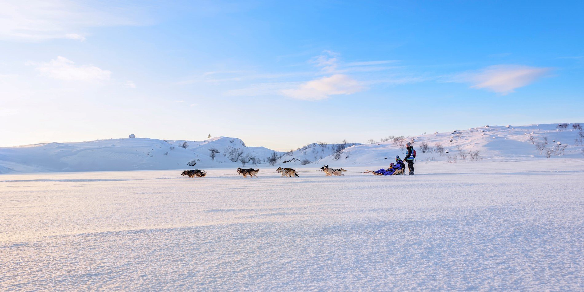 Eine Gruppe von Menschen auf Skiern auf einer verschneiten Schanze