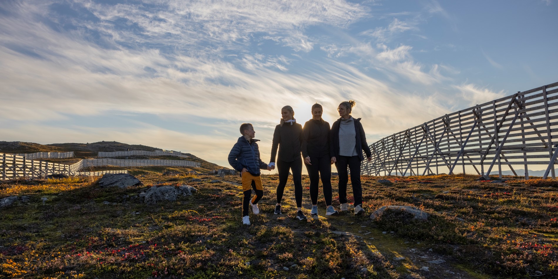Drei Erwachsene und ein Kind auf einer Wanderung in Hammerfest