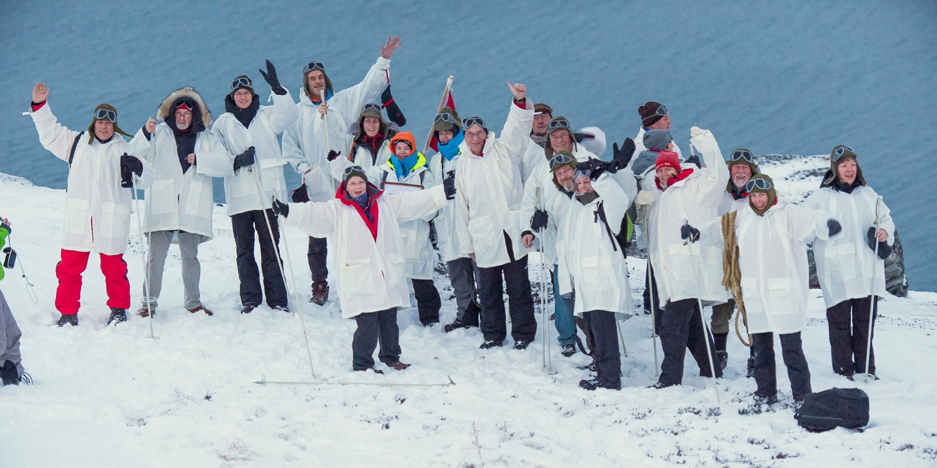 Eine Gruppe von Menschen, die für ein Bild im Schnee posieren