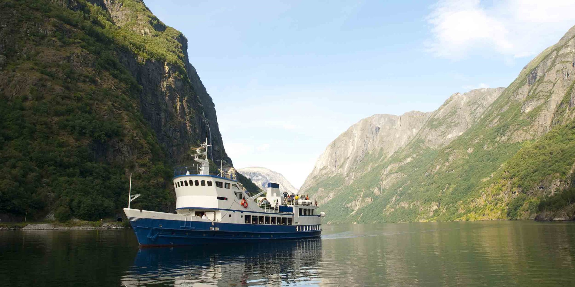 Das Boot bringt Sie auf eine Reise von Gudvangen nach Flöm über den N'r'yfjord