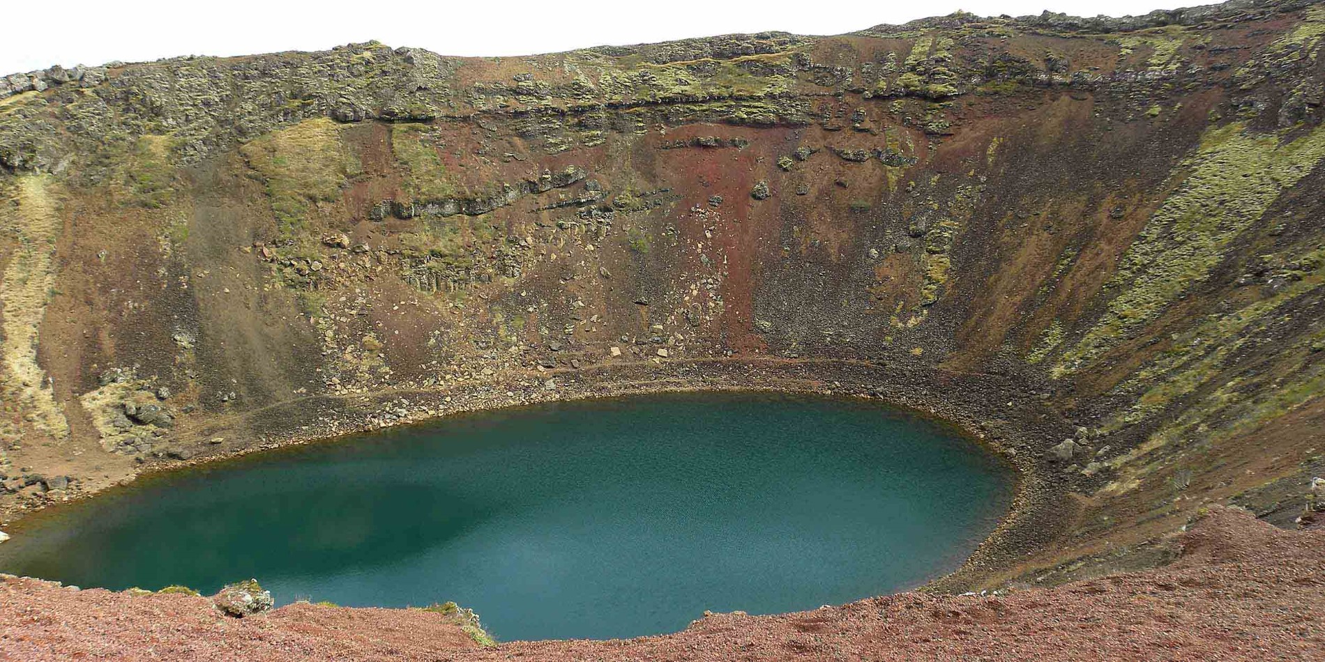 Wasser neben dem Felsen mit Big Hole im Hintergrund