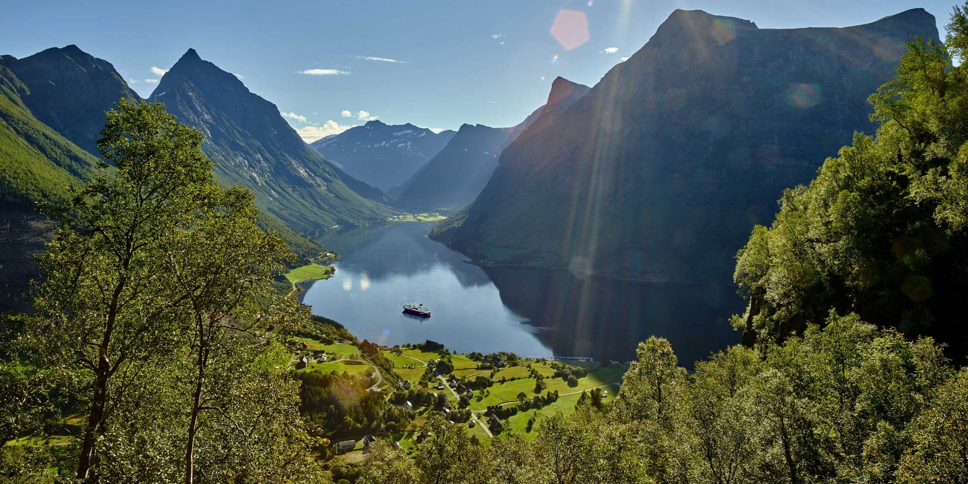 Majestätischer Fjord entlang der norwegischen Küste