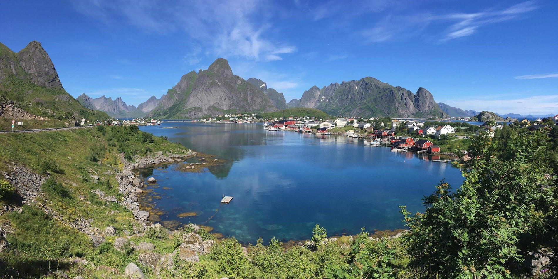 Eine Insel in der Mitte der Lofoten, umgeben von einem Gewässer