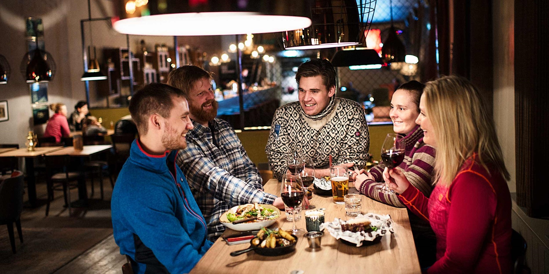 Eine Gruppe von Menschen, die an einem Tisch in einem Restaurant sitzen