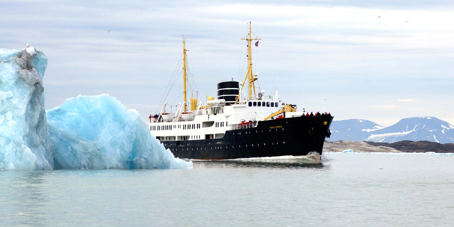 MS Nordstjernen passiert einen Eisberg auf Spitzbergen