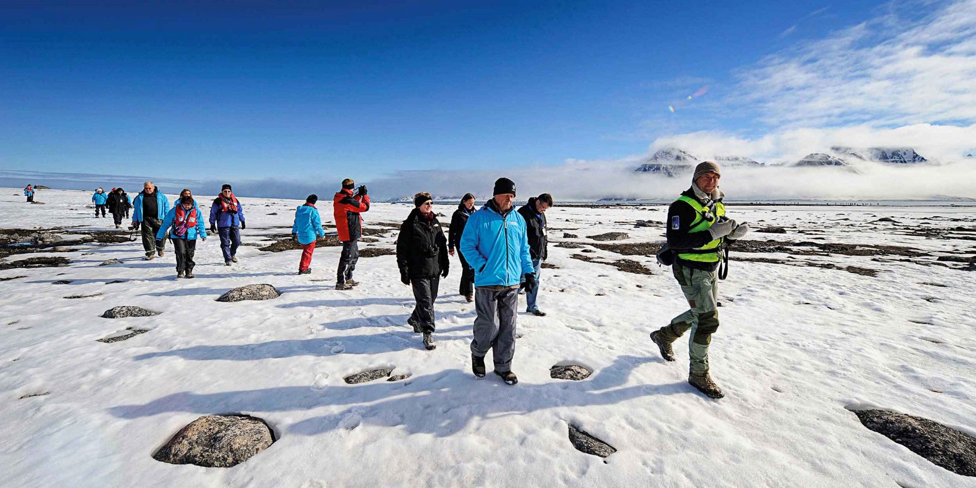 Lassen Sie sich von Ihrem Expeditionsführer durch die hohe arktische Tundra führen